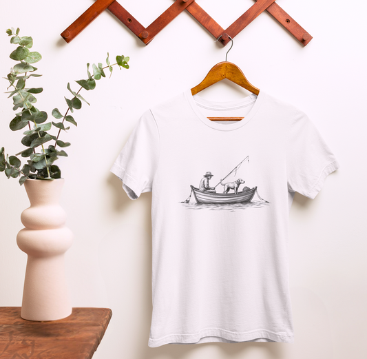 T-shirt Uomo di Cotone 100% biologico certificato colore bianco con grafica minimalista di Uomo e Cane in Barca - Made in Italy